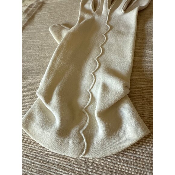 Vintage 1960s White Cotton Gloves – Scalloped Stitch Dress Gloves, Mid Length - Picture 3 of 13
